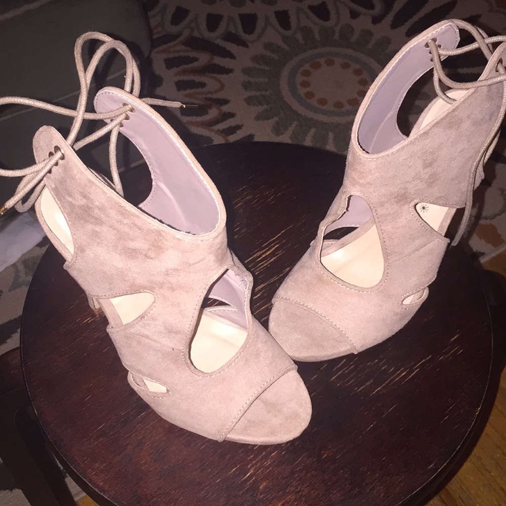 Shoe dazzle sand color booties